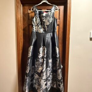 Elegant Black and Silver Carmen Marc Valvo taffeta gown Size 16 NWT